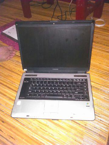 Laptop toshiba a100 (rusak)