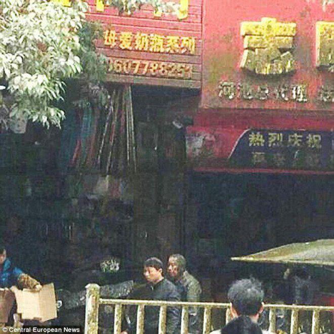 Truk Tinja Meledak, Jalanan dan Toko Penuh Kotoran Manusia