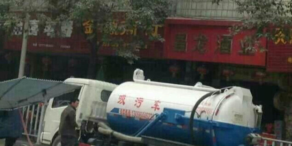 Truk Tinja Meledak, Jalanan dan Toko Penuh Kotoran Manusia