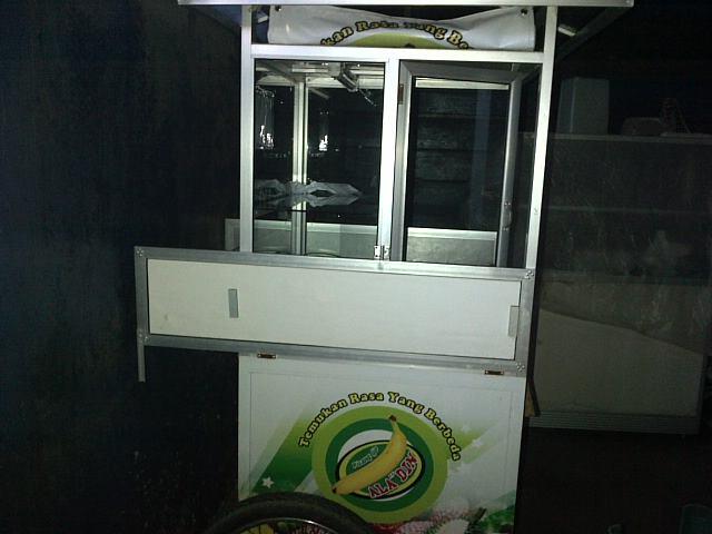 mencari karyawan untuk berjualan pisang ijo