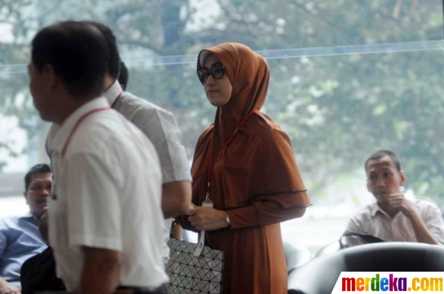 &#91;Pict ++&#93; Istri Muda Diduga Kelola Kekayaan Fuad Amin Imron