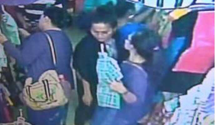 &#91;HATI-HATI GAN..!!&#93; Pencopet Wanita Terekam CCTV Saat Beraksi di ITC Cempaka Mas