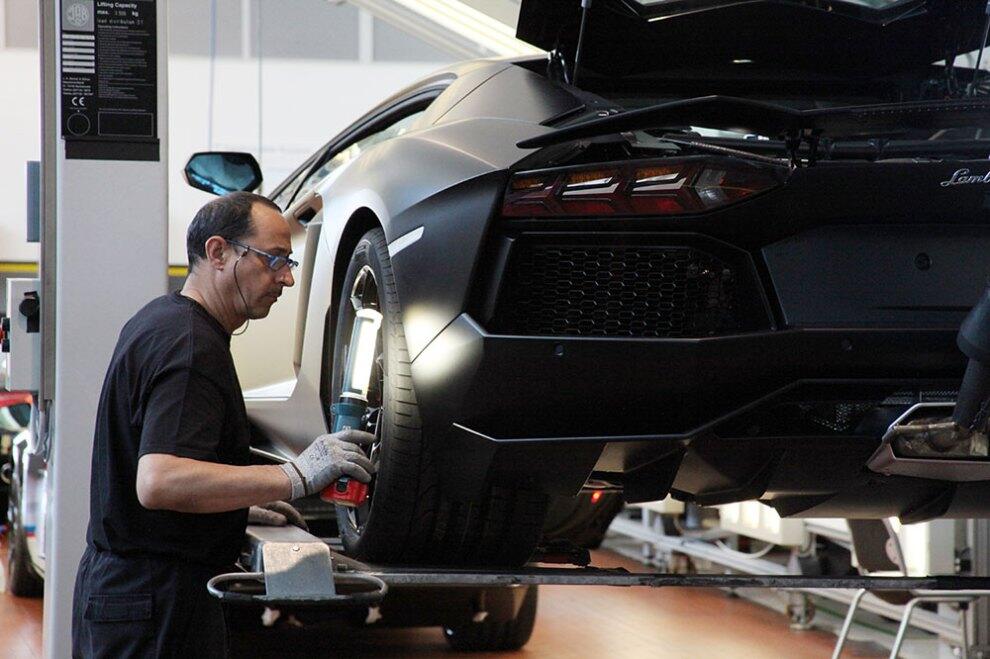 Ternyata Mobil Super &quot;Lamborghini&quot; Di Rakit Menggunakan Tangan