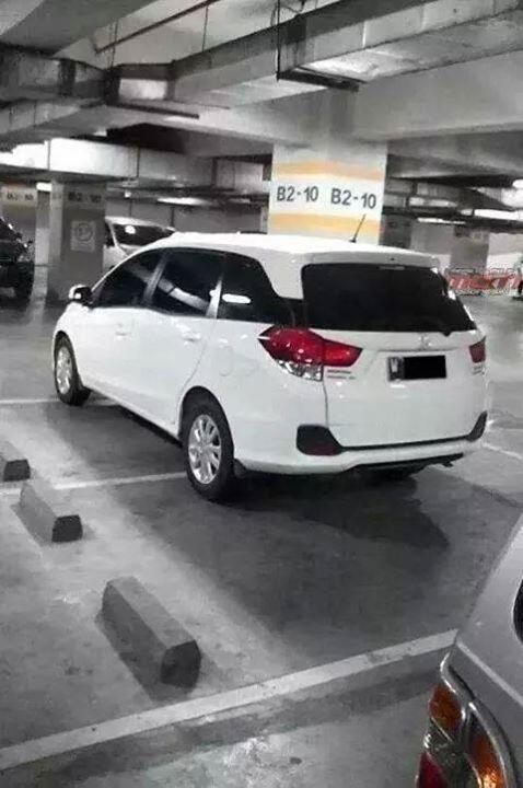 gimana perasaan agan2 kalo mau parkir tapi ketemu mobil yg parkirnya sembarangan