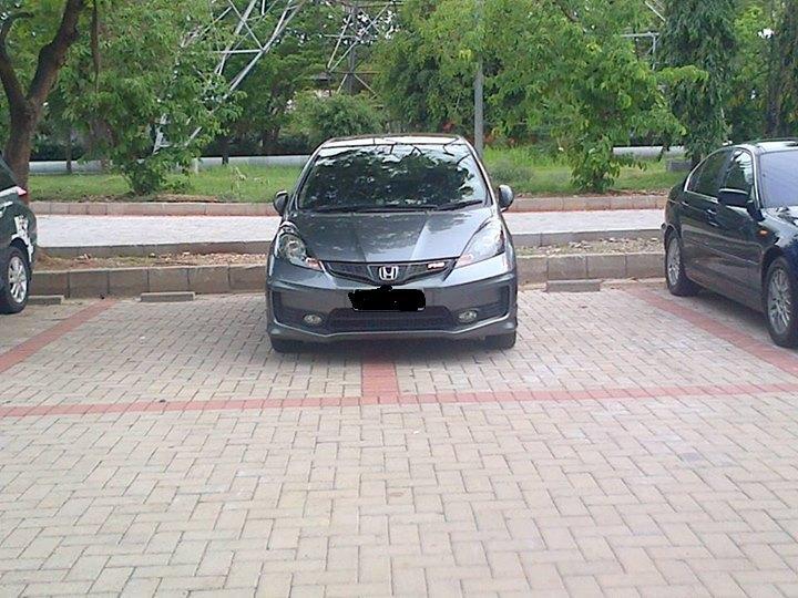 gimana perasaan agan2 kalo mau parkir tapi ketemu mobil yg parkirnya sembarangan