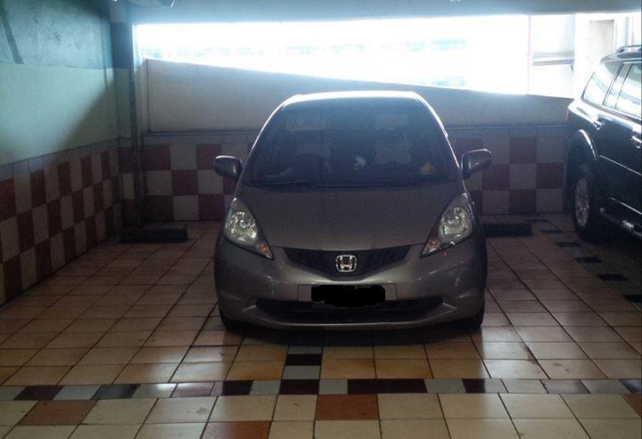 gimana perasaan agan2 kalo mau parkir tapi ketemu mobil yg parkirnya sembarangan