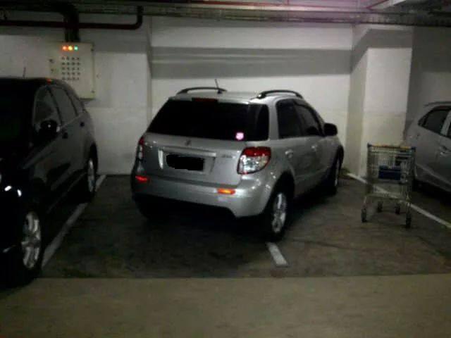 gimana perasaan agan2 kalo mau parkir tapi ketemu mobil yg parkirnya sembarangan