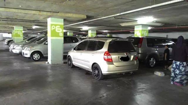 gimana perasaan agan2 kalo mau parkir tapi ketemu mobil yg parkirnya sembarangan