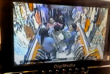 &#91;HATI-HATI GAN..!!&#93; Pencopet Wanita Terekam CCTV Saat Beraksi di ITC Cempaka Mas