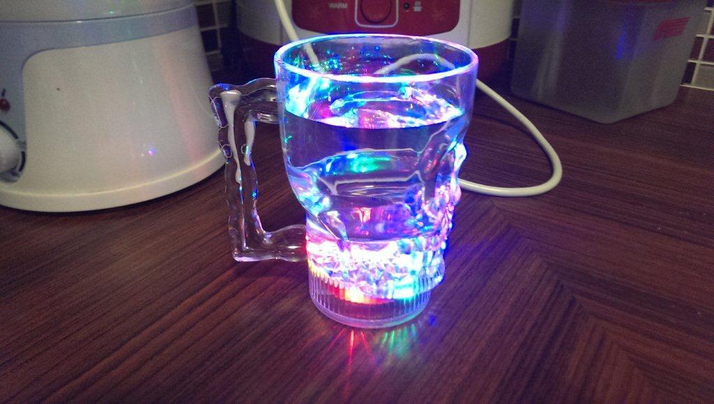CANGKIR LED TENGKORAK !!! SEREM CAMPUR UNIK :)