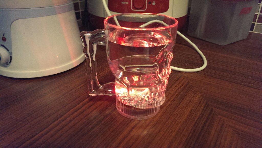 CANGKIR LED TENGKORAK !!! SEREM CAMPUR UNIK :)