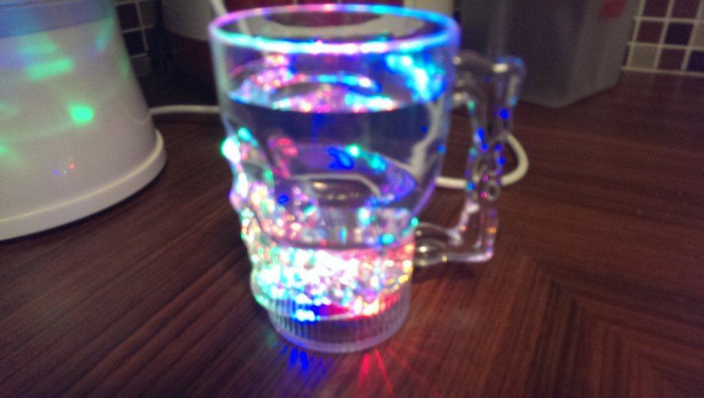 CANGKIR LED TENGKORAK !!! SEREM CAMPUR UNIK :)