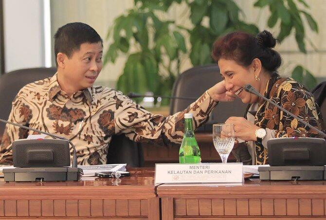 Hot Pic.. Momen mesra Menteri Rini dgn Luhut , Jonan &amp; Bu Susi..