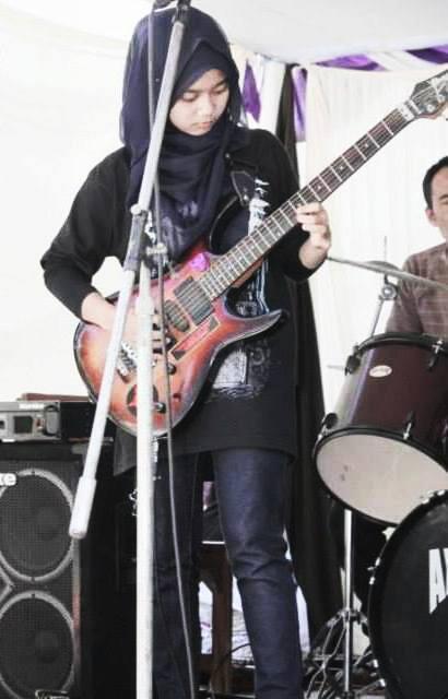 &#91;Yang Jomblo Masuk..!!&#93; Meliani, Cewek SMA Berhijab, Gitaris Cadas Dengan Skill Dewa