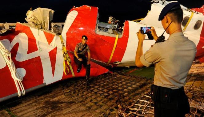 Anggota Polri Manfaatkan Ekor AirAsia untuk Berfoto