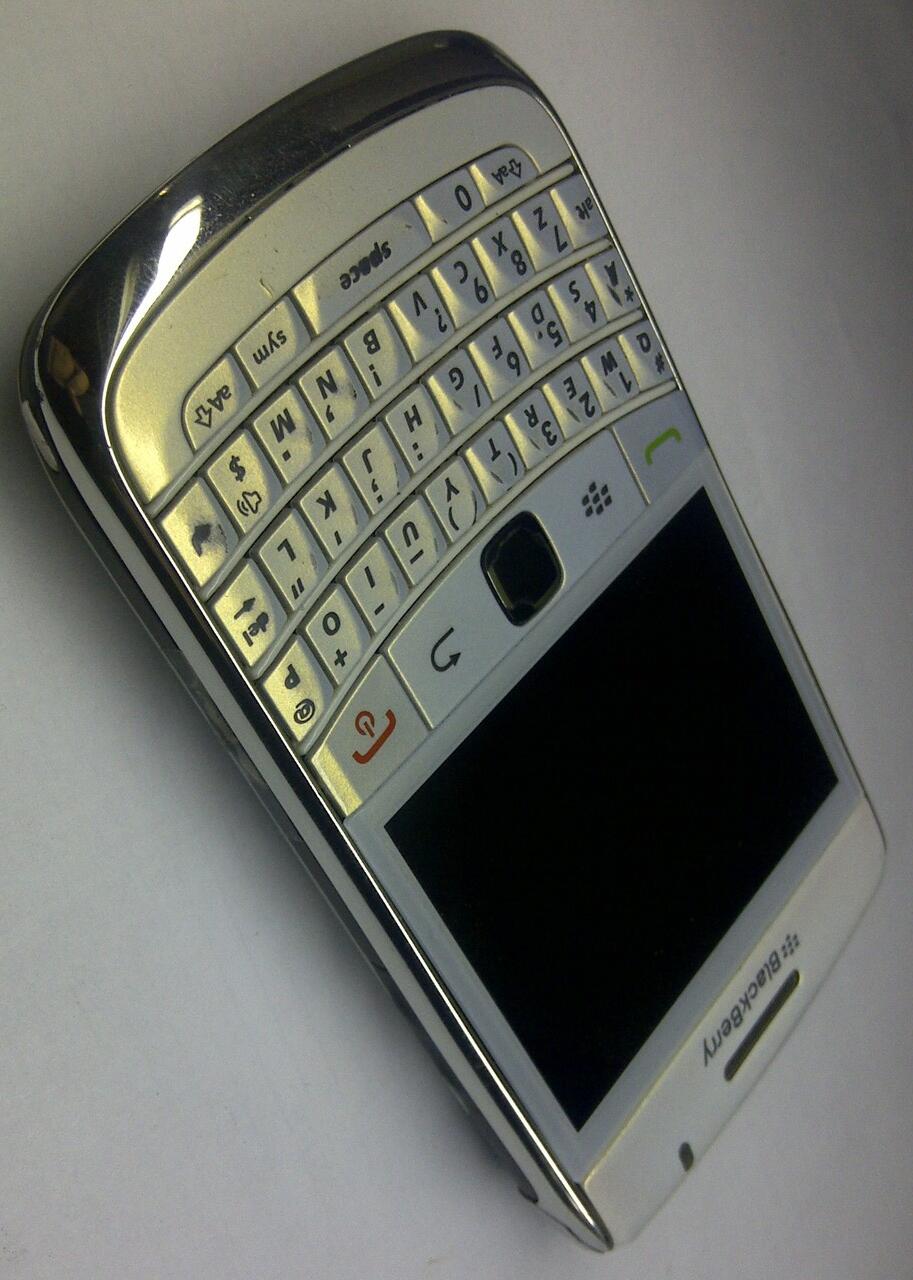 BLACKBERRY Onyx 2 9780 lengkap warna putih bandung