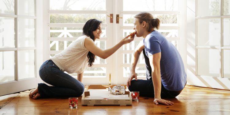 9 Tingkah Sederhana Cewek yang Membuat Cowok Merasa Dicintai