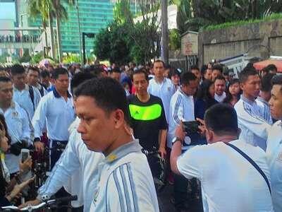 Bersepeda Santai , Presiden Jokowi Dikerubuti Warga.. 