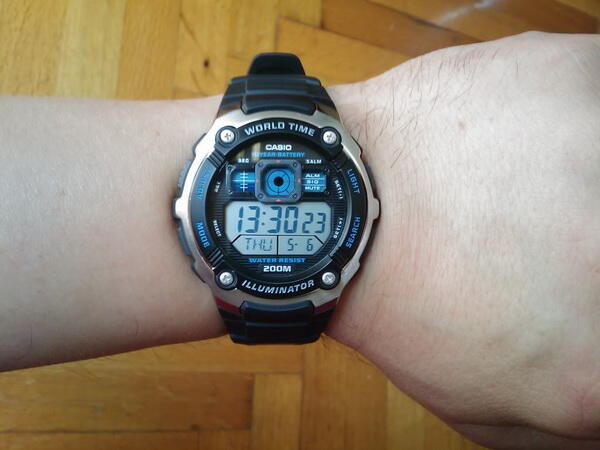 Jam Tangan Mirip Instrumen Cockpit Pesawat, Casio AE-2000W Original