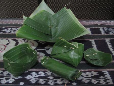 Daun Pisang Sebagai Pembungkus Makanan yang Mulai Langka