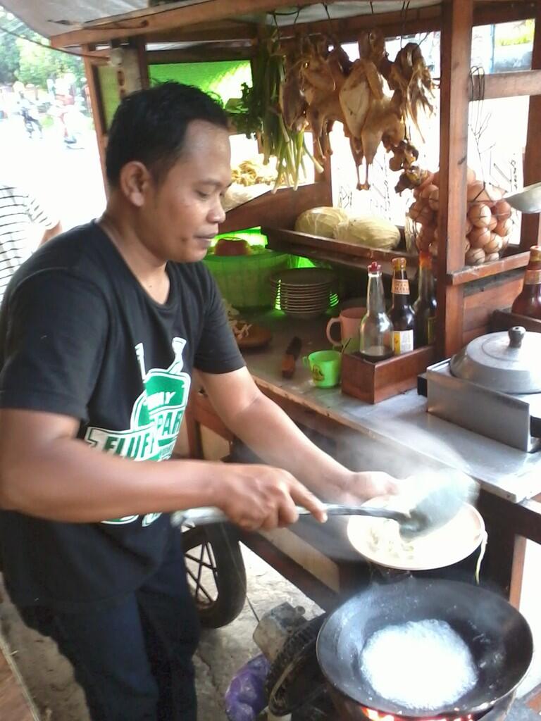 SALAH JURUSAN " Sarjana Hukum jadi Enterprenaur Muda" Bakmi Jawa
