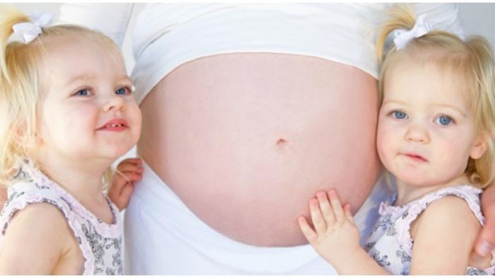 8 MITOS DAN FAKTA ANAK KEMBAR