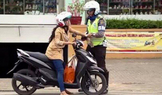 Polisi yang bertanggung jawab patah hati dengan istrinya habis menilangnya