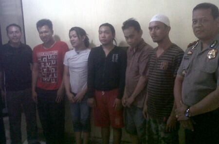 Lima Pria Kemayu Berhamburan &amp; Coba Pukuli Polisi