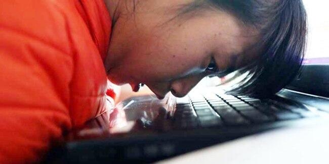 Kegigihan Gadis Lumpuh Gunakan Hidungnya Untuk Berjualan Apel Secara Online