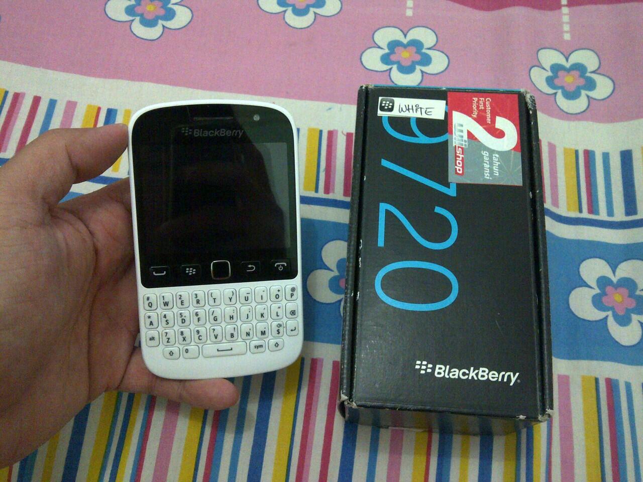 Jual cepat Blackberry 9720 white garansi 11 bulan lagi