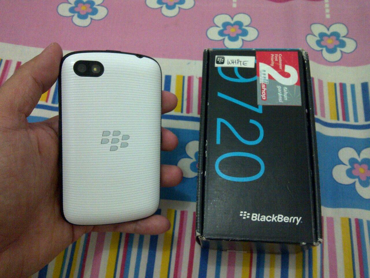 Jual cepat Blackberry 9720 white garansi 11 bulan lagi