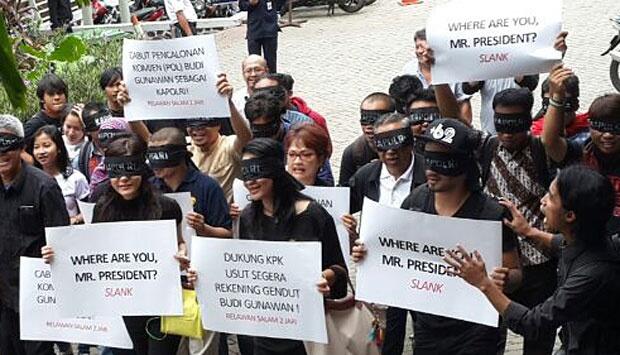 (FOTO PANASTAK YANG MULAI INSYAF)Puluhan anggota relawan Salam 2 Jari mendatangi gedu