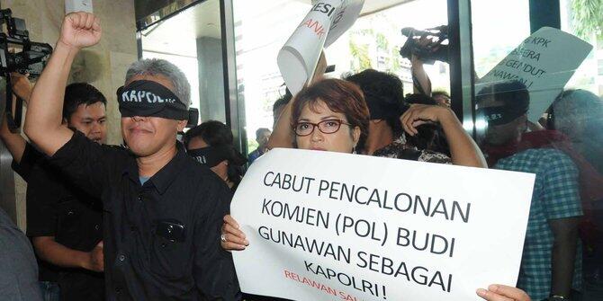 (FOTO PANASTAK YANG MULAI INSYAF)Puluhan anggota relawan Salam 2 Jari mendatangi gedu