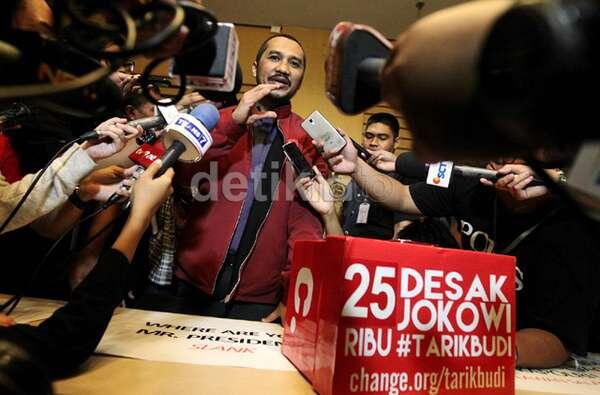 (FOTO PANASTAK YANG MULAI INSYAF)Puluhan anggota relawan Salam 2 Jari mendatangi gedu