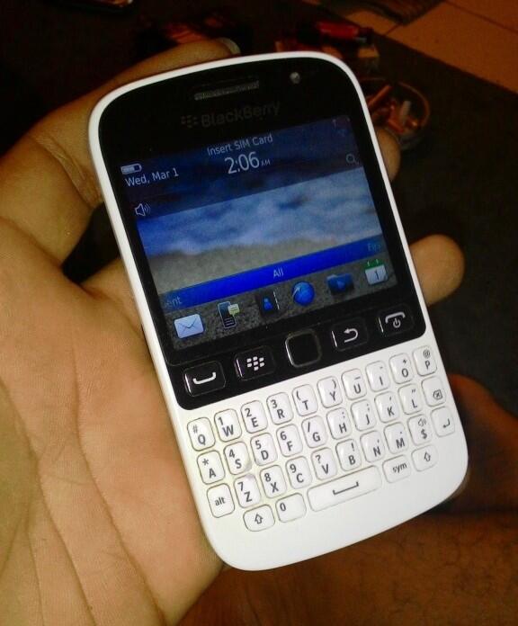 Muraahh gann !! Blackberry Samoa 9720 Putih Mulus TAM, COD Surabaya
