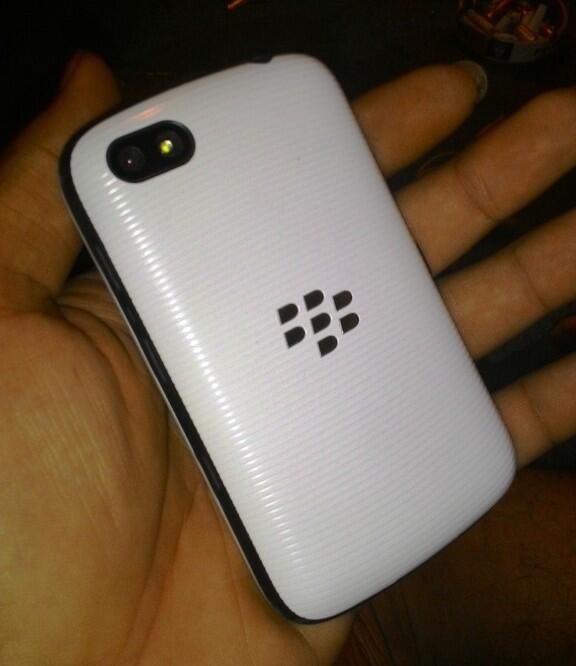 Muraahh gann !! Blackberry Samoa 9720 Putih Mulus TAM, COD Surabaya