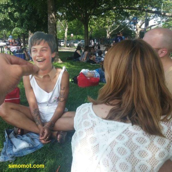 Pria Ini Iseng memasang Foto Leonardo DiCaprio Pada Wajah Orang