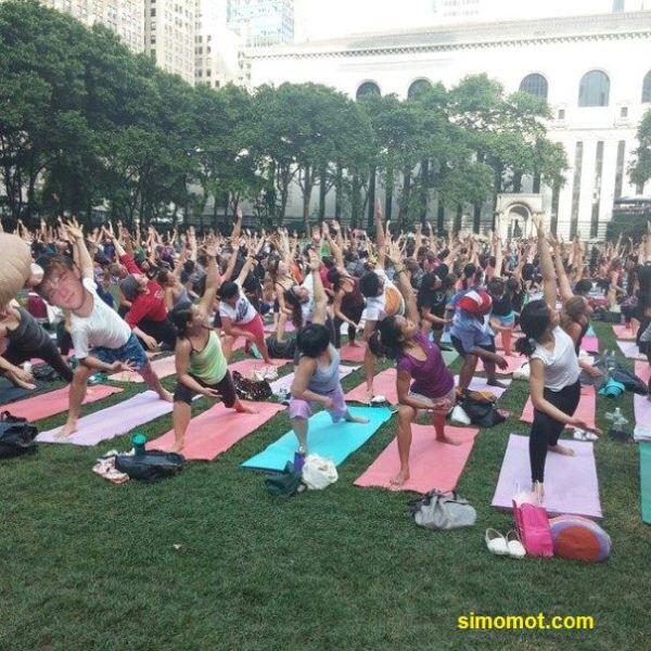 Pria Ini Iseng memasang Foto Leonardo DiCaprio Pada Wajah Orang