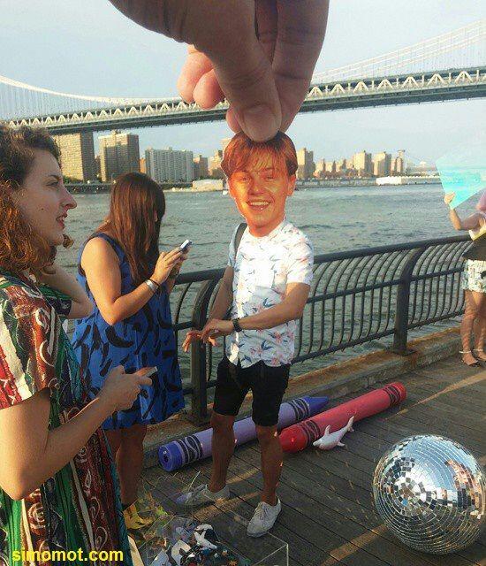 Pria Ini Iseng memasang Foto Leonardo DiCaprio Pada Wajah Orang