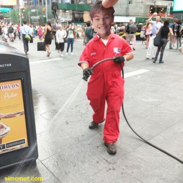 Pria Ini Iseng memasang Foto Leonardo DiCaprio Pada Wajah Orang