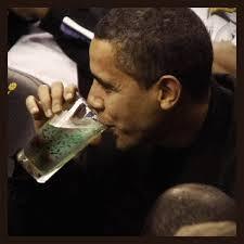 Pria Ini Iseng memasang Foto Leonardo DiCaprio Pada Wajah Orang