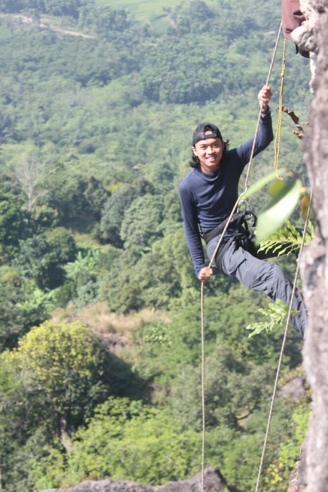 Rappeling di Situs Gunung Munara