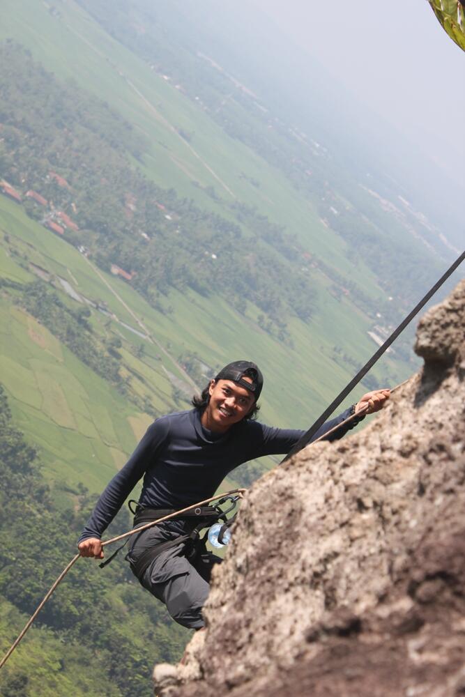 Rappeling di Situs Gunung Munara