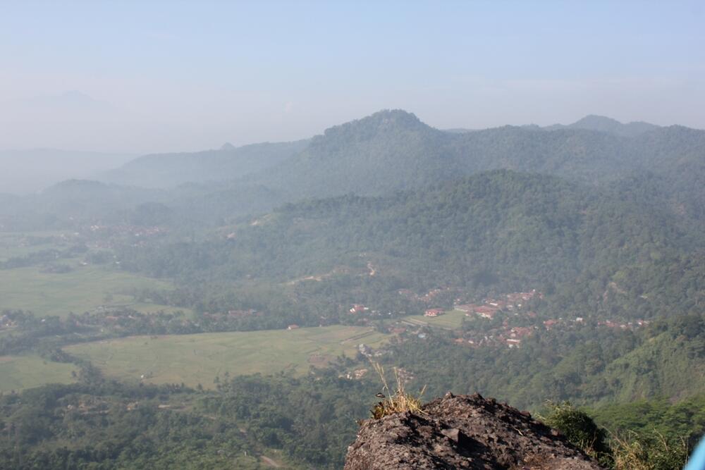 Rappeling di Situs Gunung Munara