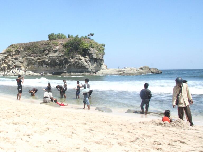 17 Pantai Indah di Pacitan, Jawa Timur