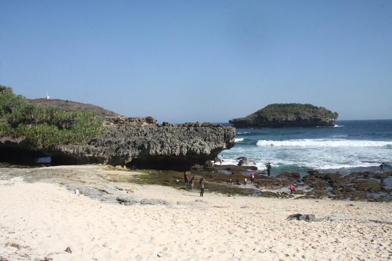 17 Pantai Indah di Pacitan, Jawa Timur