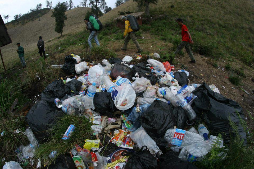Beda 'Tukang Sampah' dan Petugas Kebersihan