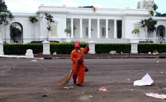 Beda 'Tukang Sampah' dan Petugas Kebersihan