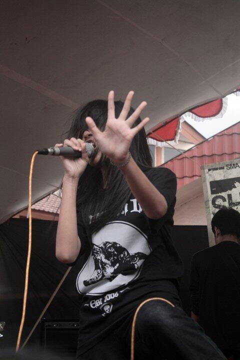 [VIDEO] Vokalis metal cewek ngecover lagu Lamb Of God