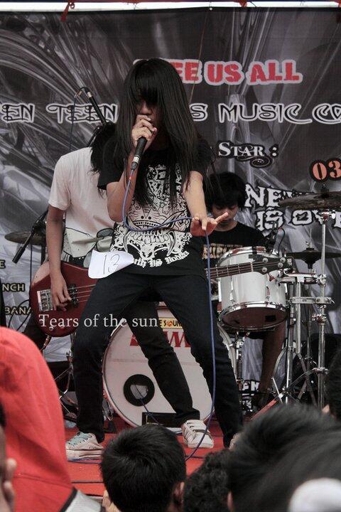 [VIDEO] Vokalis metal cewek ngecover lagu Lamb Of God